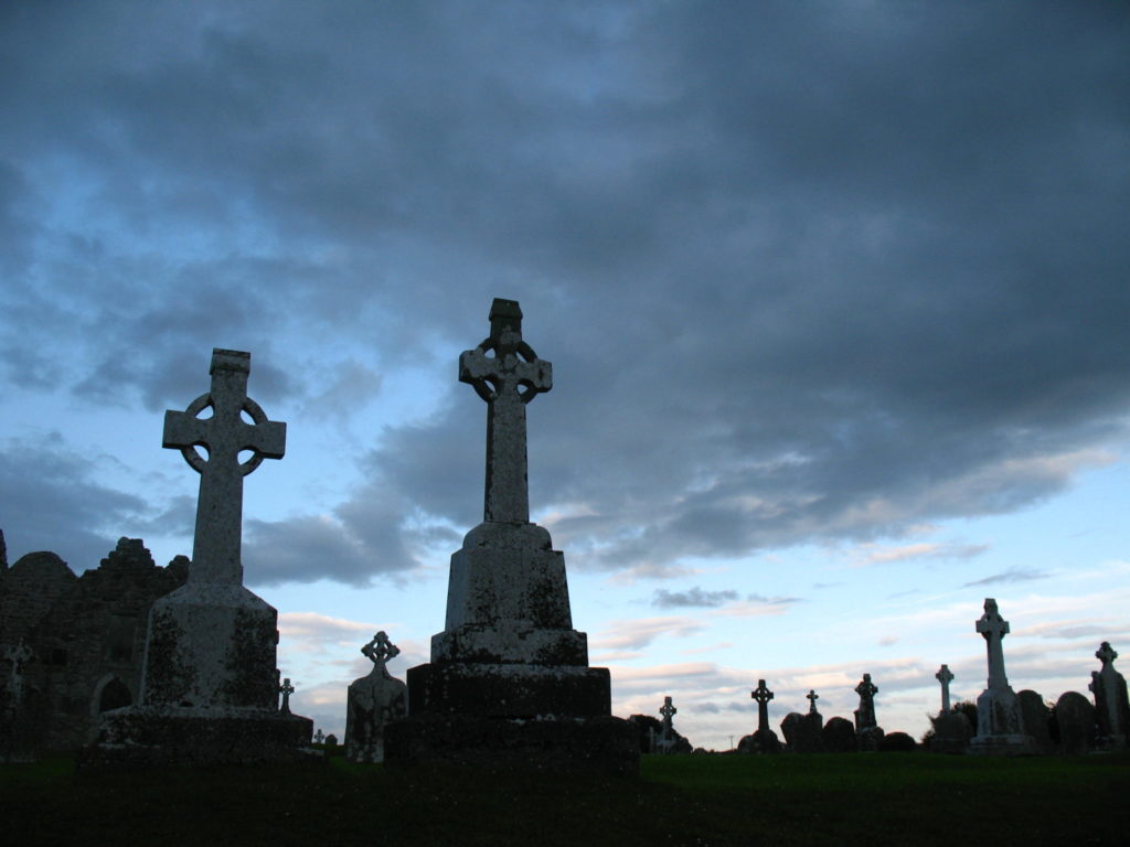 soumrak nad Clonmacnoise