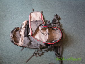 fotografie č. 1: prázdný batoh, který je vybaven předním vstupem