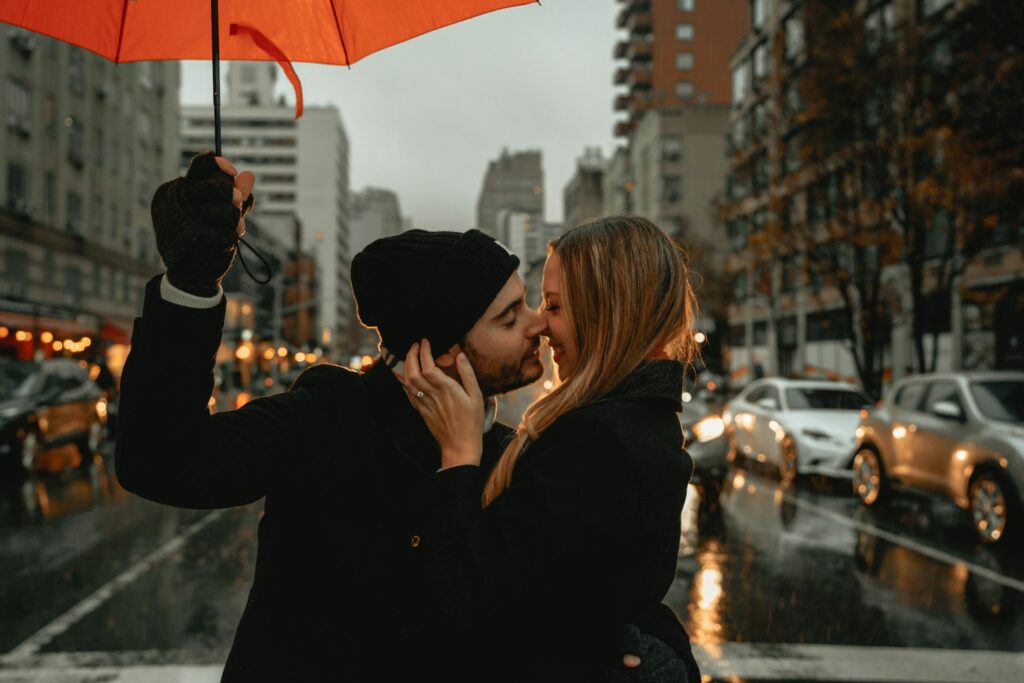 zamilovaný pár déšť červený deštník
